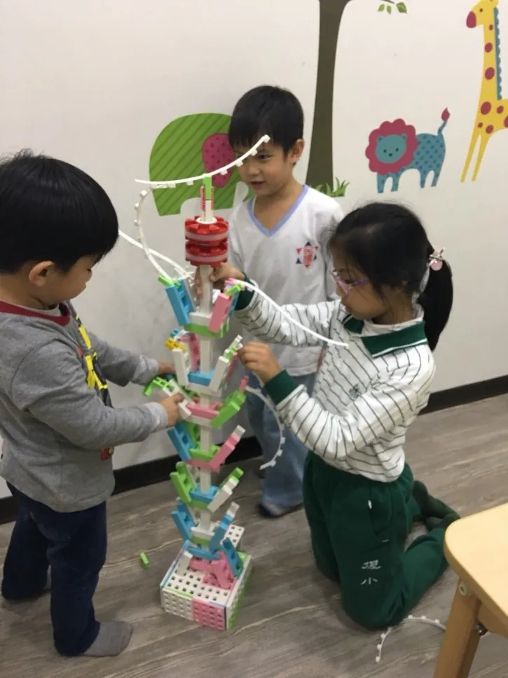 三位孩子共同操作大型直立 LASY 結構