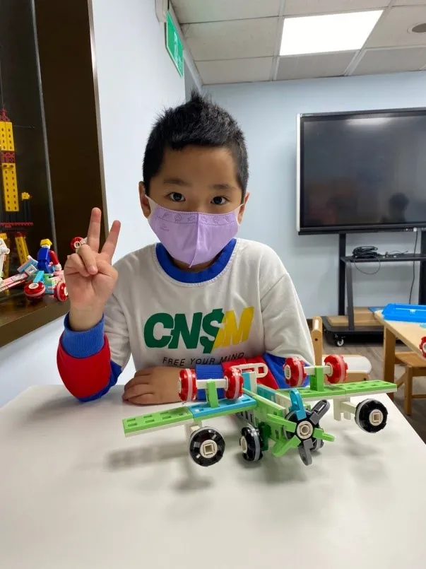 孩子與帶輪螺旋槳 LASY 模型合照,開心比 V