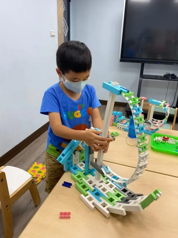 孩子在桌面組裝大型曲線 LASY 軌道結構